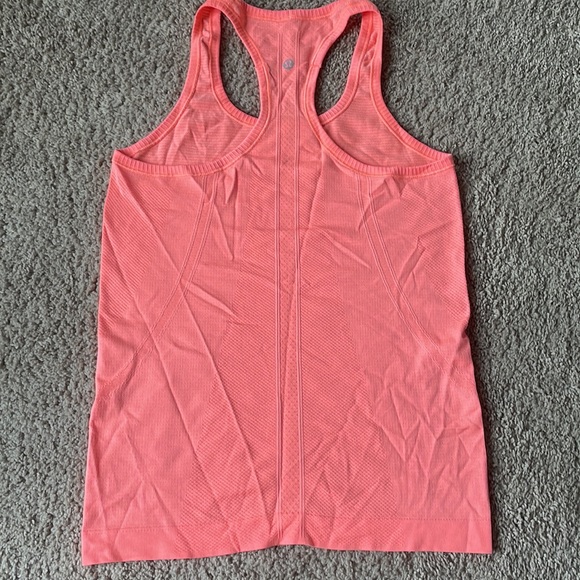 Lululemon workout top - Picture 2 of 2